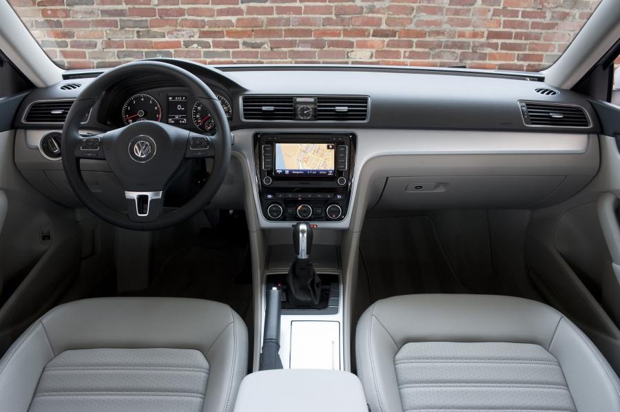  Volkswagen Passat 2011 года  (US) (фото 22 из 111)